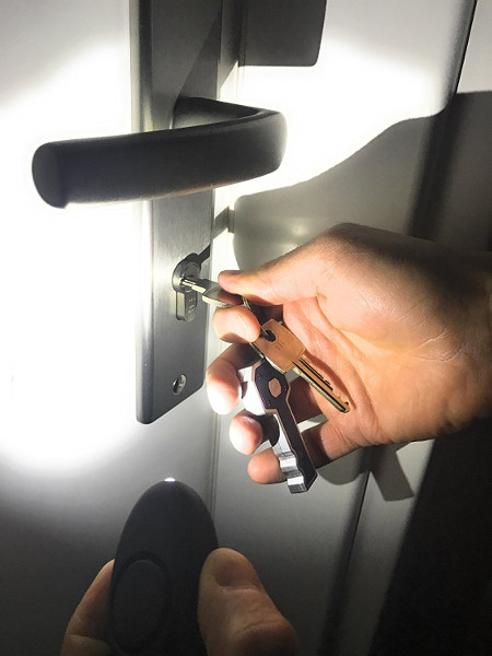 Schlüsselalarm Ein Schlüsselalarm verfügt oft über eine Taschenlampe